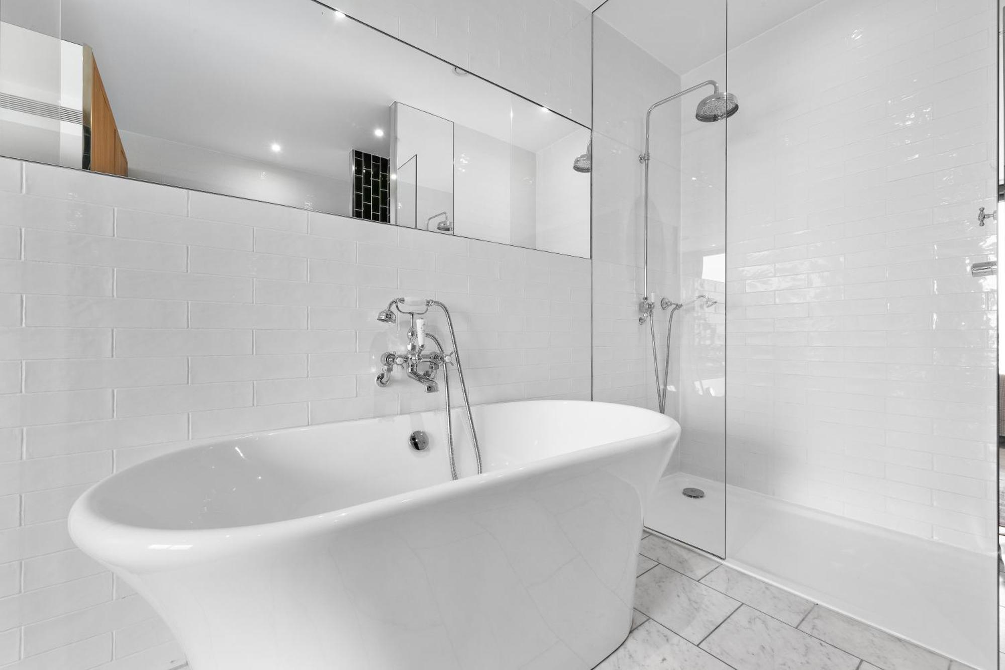 Spectacular Riverview Two Bedroom Luxury Designer Apartment-ac-parking-wifi-2 Bathrooms London
