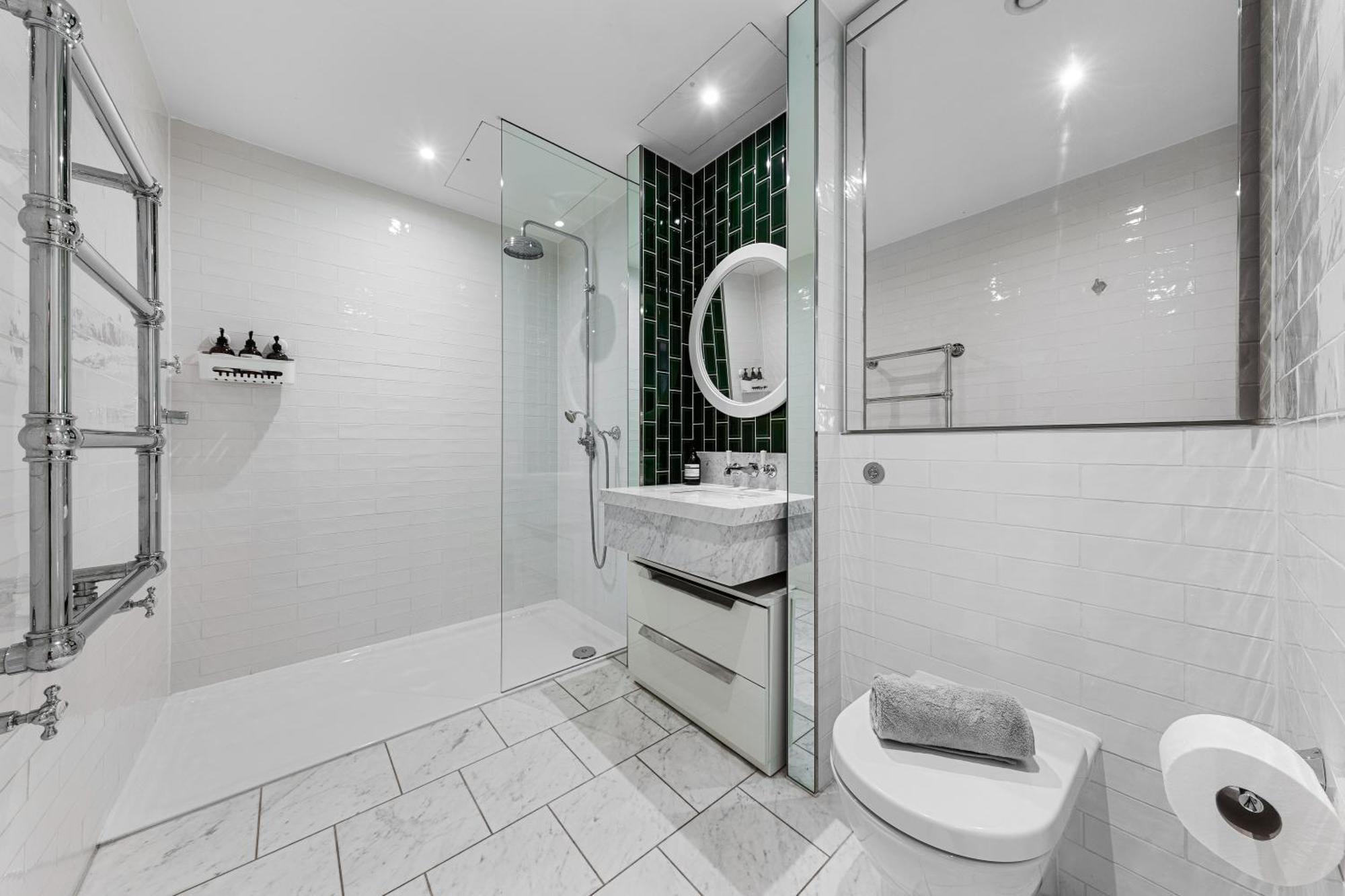 Spectacular Riverview Two Bedroom Luxury Designer Apartment-ac-parking-wifi-2 Bathrooms