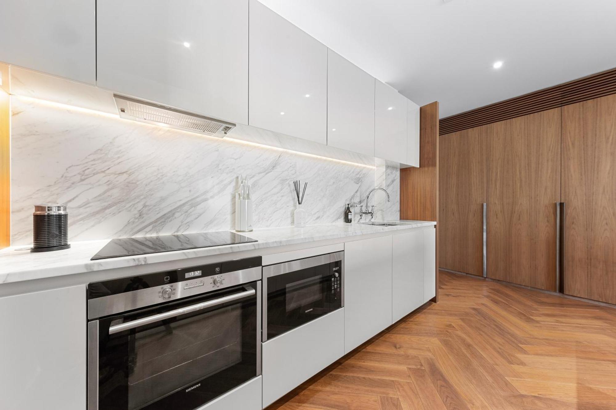 Spectacular Riverview Two Bedroom Luxury Designer Apartment-ac-parking-wifi-2 Bathrooms Apartment
