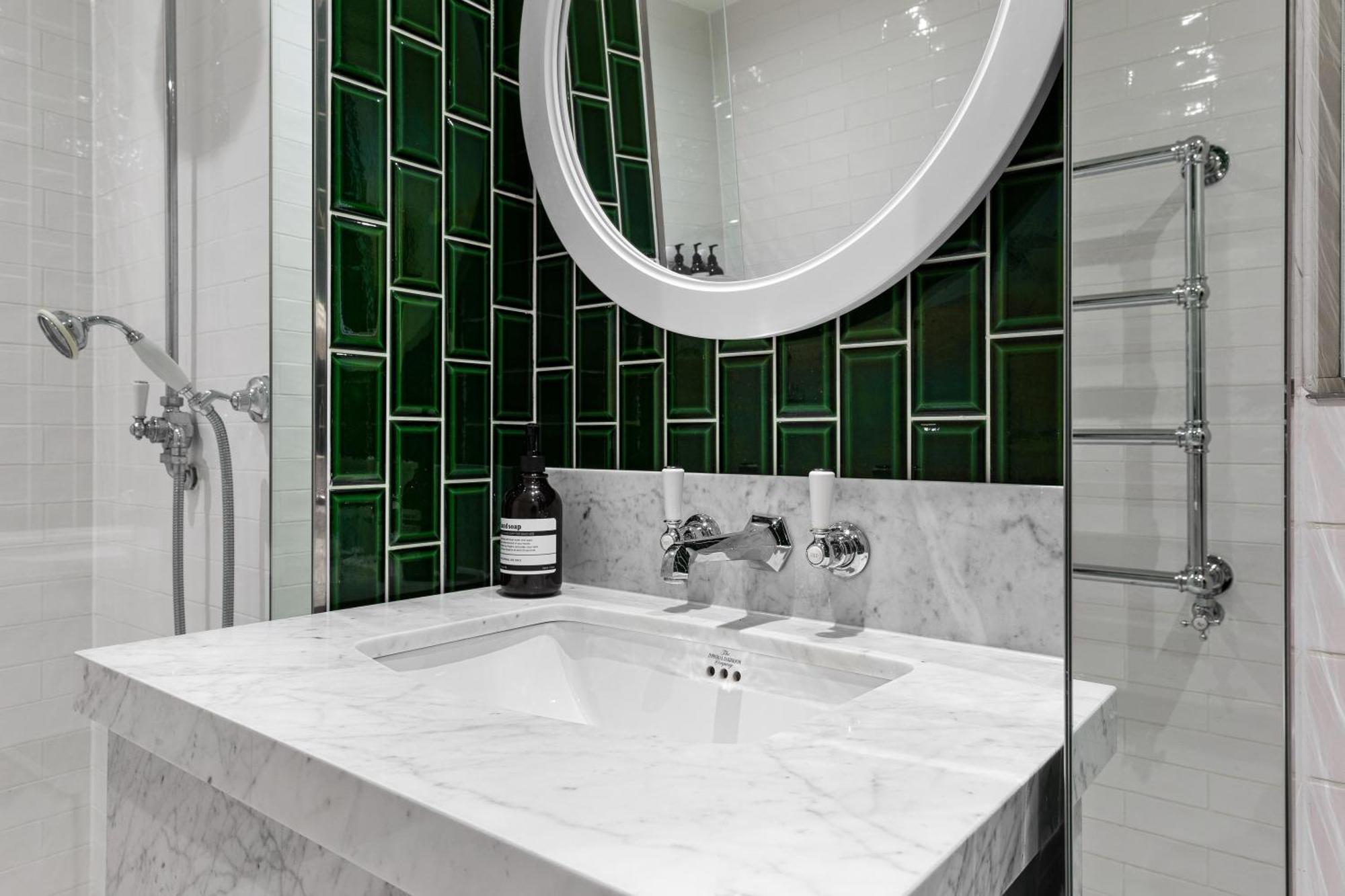 Spectacular Riverview Two Bedroom Luxury Designer Apartment-ac-parking-wifi-2 Bathrooms Apartment London