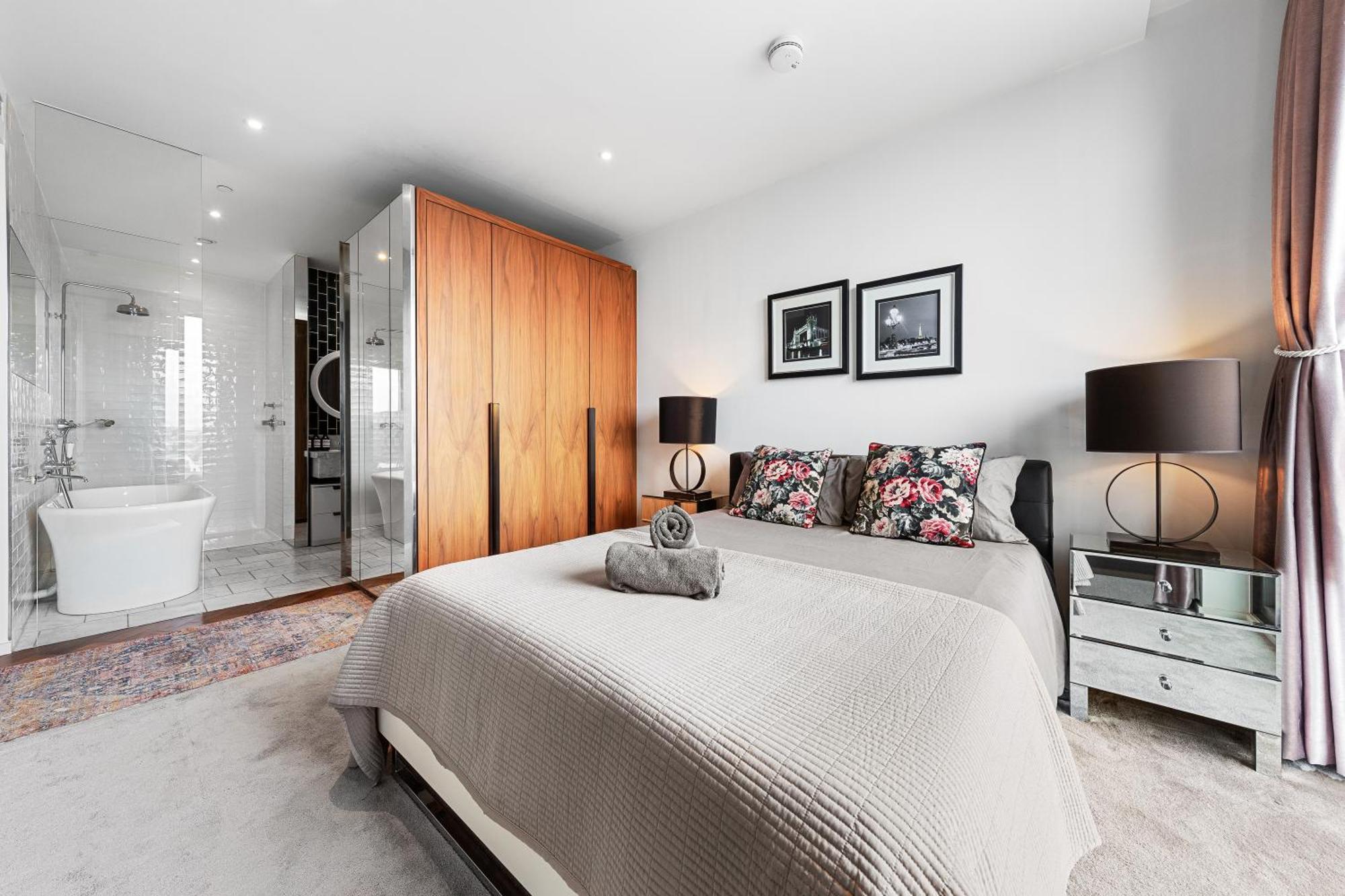 Spectacular Riverview Two Bedroom Luxury Designer Apartment-ac-parking-wifi-2 Bathrooms London