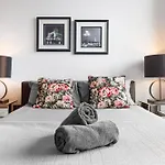 Central London Spectacular Riverview Two Bedroom Luxury Designer Apartment-Ac-Parking-Wifi-2 Bathrooms