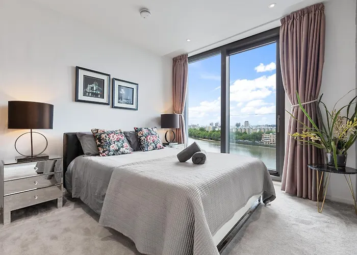 Central London Spectacular Riverview Two Bedroom Luxury Designer Apartment-Ac-Parking-Wifi-2 Bathrooms