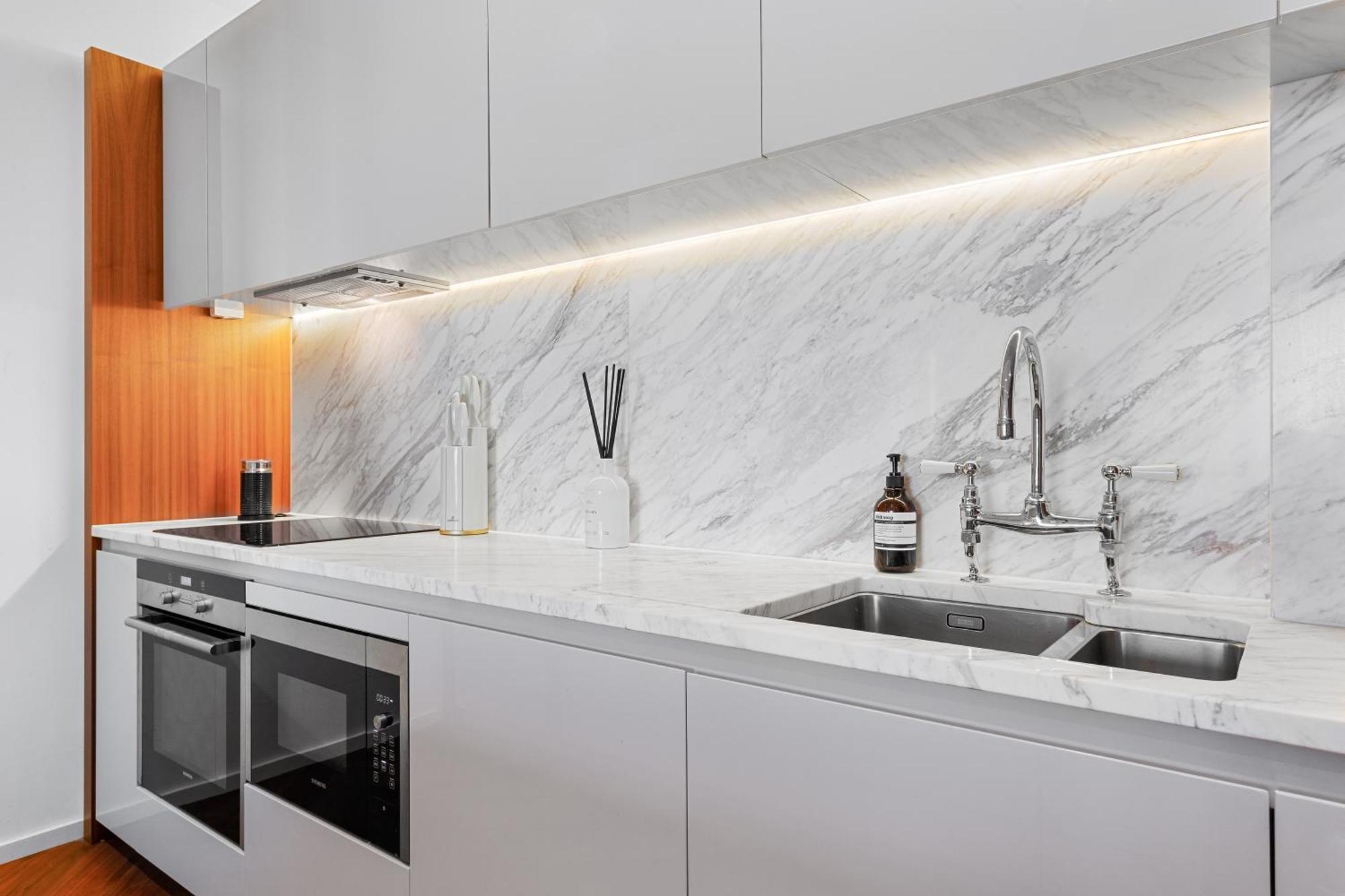 Spectacular Riverview Two Bedroom Luxury Designer Apartment-ac-parking-wifi-2 Bathrooms *