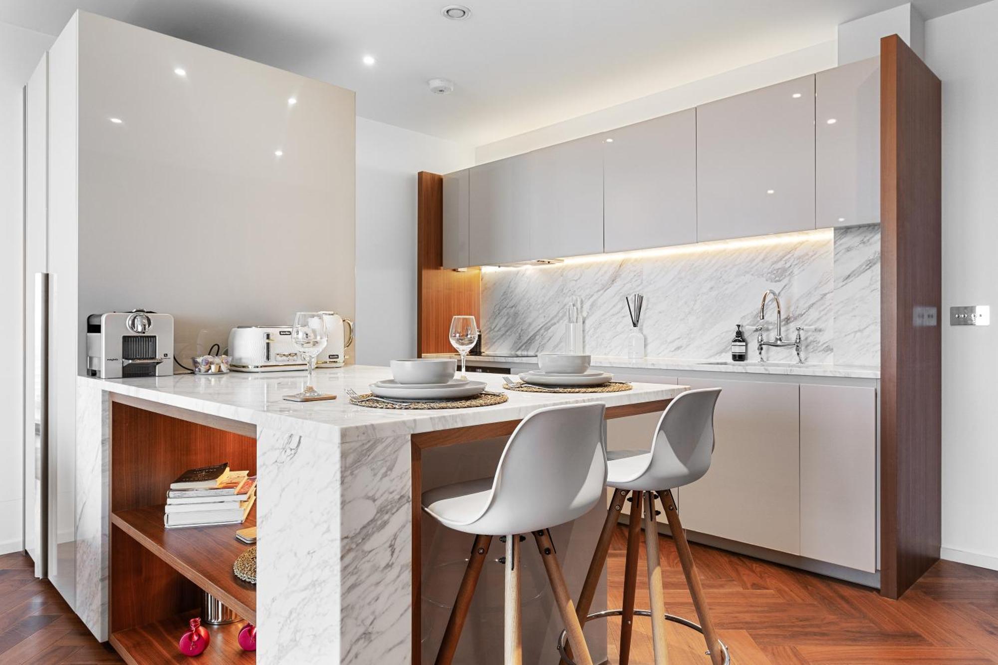 Spectacular Riverview Two Bedroom Luxury Designer Apartment-ac-parking-wifi-2 Bathrooms *