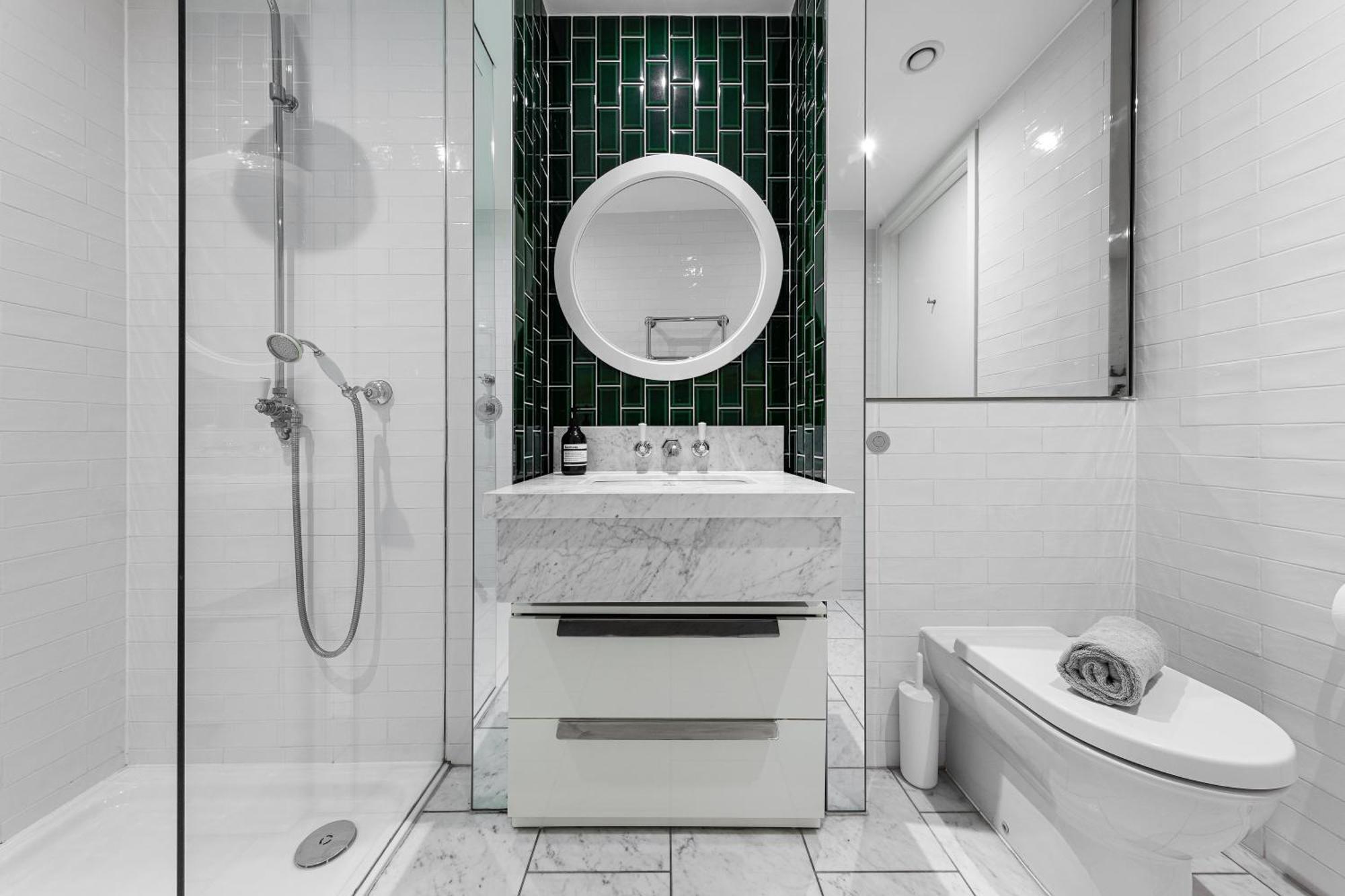 Spectacular Riverview Two Bedroom Luxury Designer Apartment-ac-parking-wifi-2 Bathrooms *