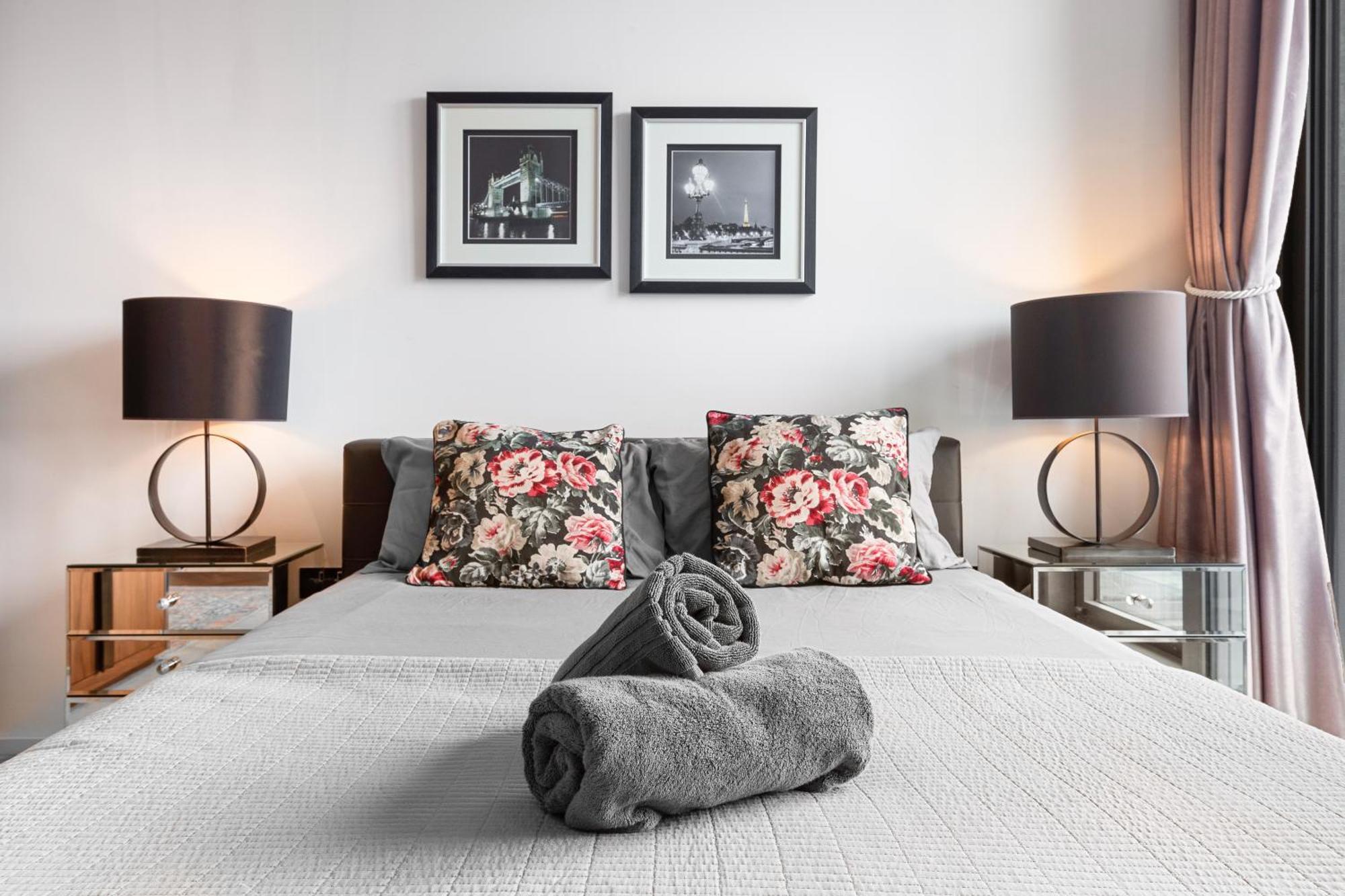 Spectacular Riverview Two Bedroom Luxury Designer Apartment-ac-parking-wifi-2 Bathrooms Londra