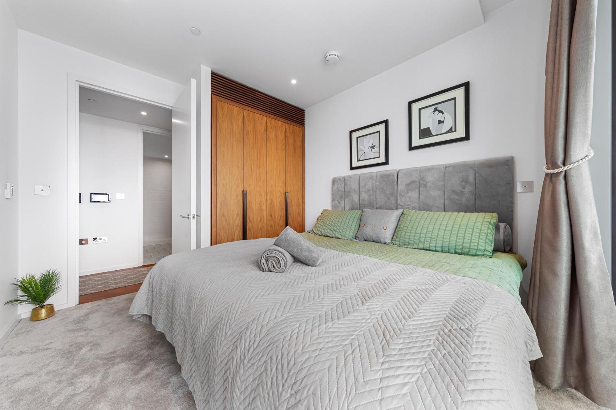Spectacular Riverview Two Bedroom Luxury Designer Apartment-ac-parking-wifi-2 Bathrooms