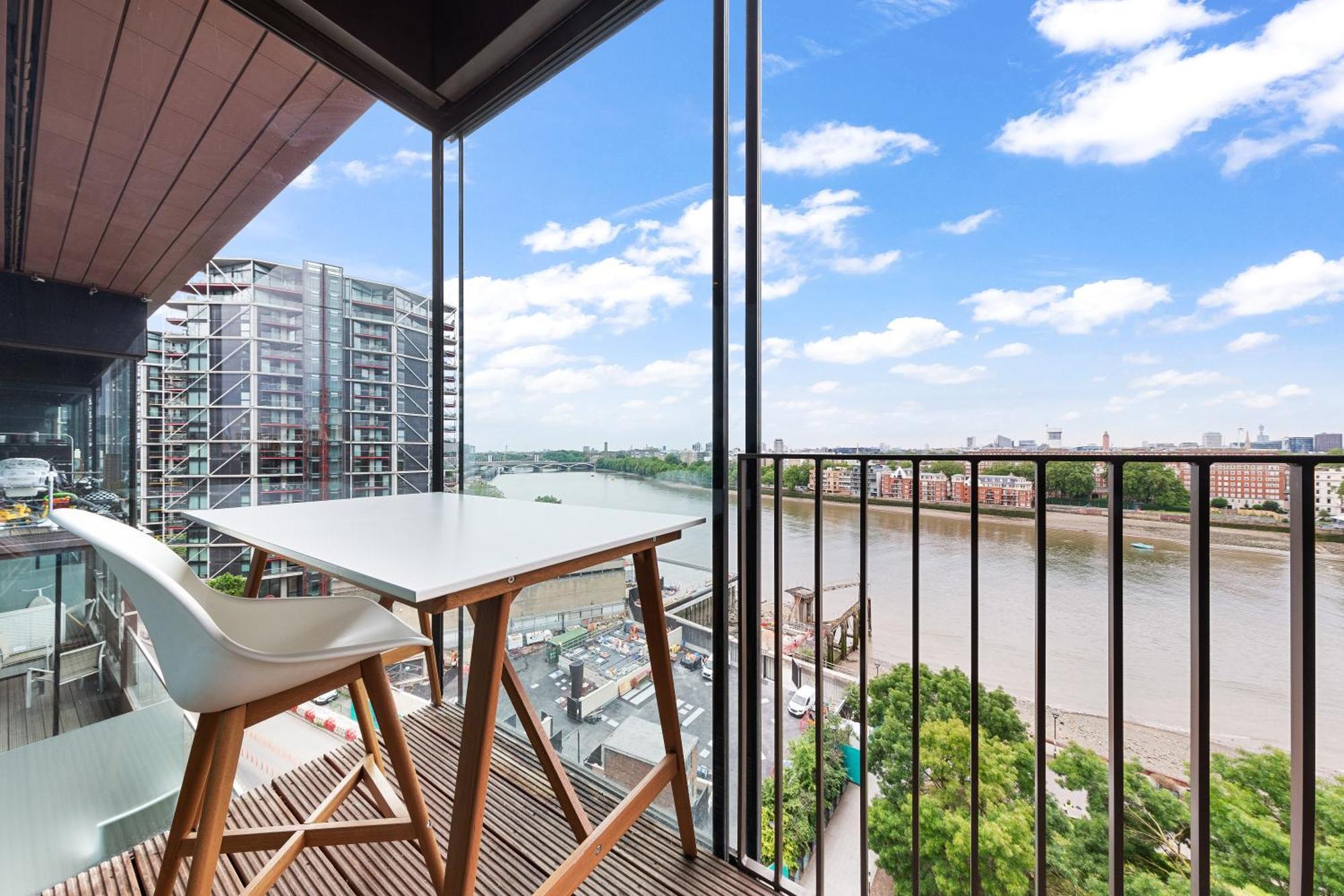 Spectacular Riverview Two Bedroom Luxury Designer Apartment-ac-parking-wifi-2 Bathrooms Londra